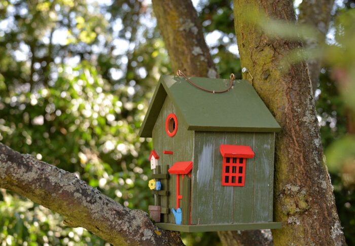 Vogelfutterhӓuser im Garten