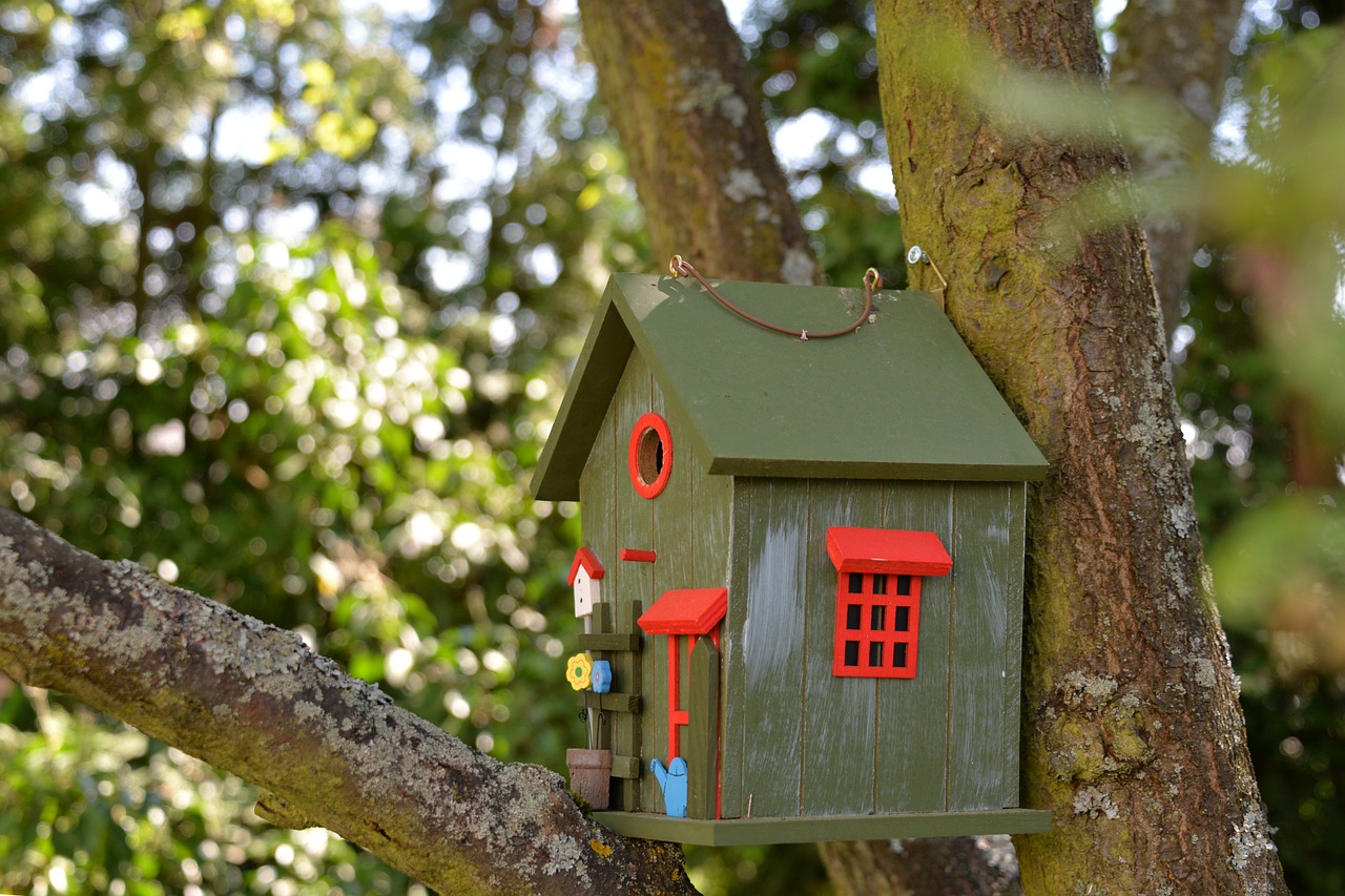 Vogelfutterhӓuser im Garten