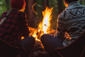 mit Bekannaten am Feuer