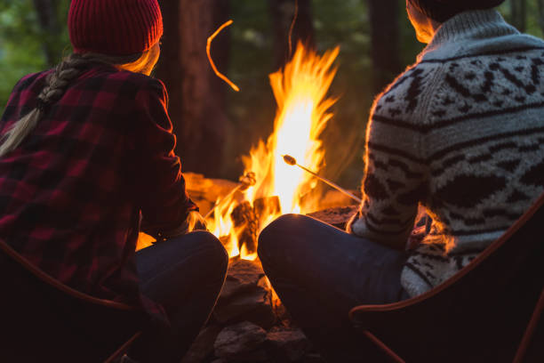 Mit Bekannaten am Feuer